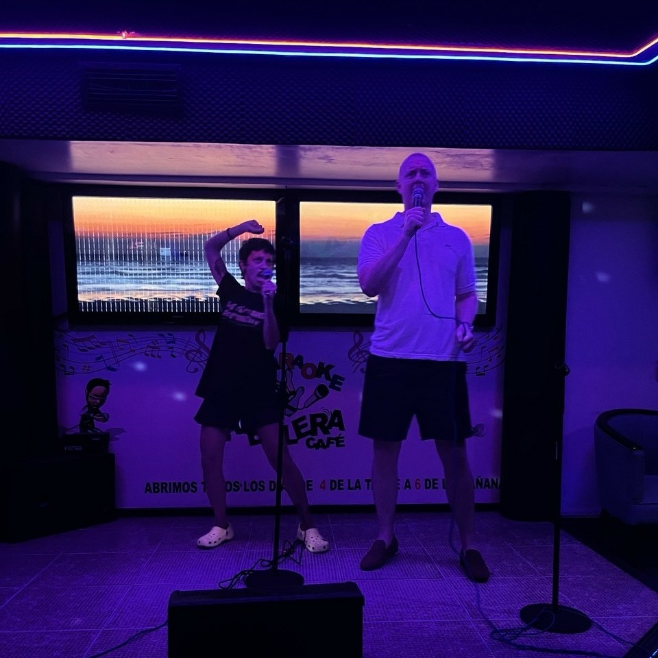 emocionade cantando 'total eclipse of the heart' en un karaoke junto a un señor noruego desconocido