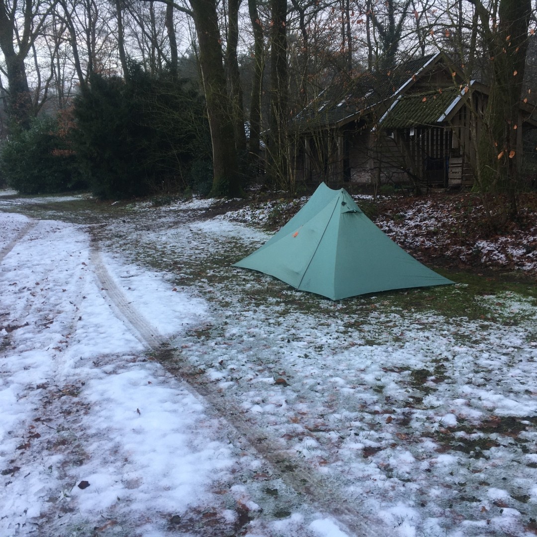 Tent op besneeuwd veld