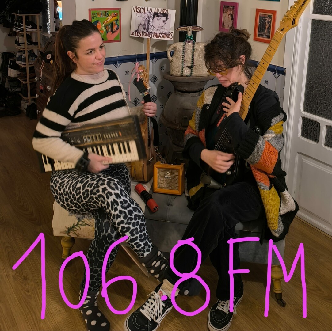 Holaaaa! Mañana Sweet Poo Smell estaremos en Ib3 Ràdio tocando un par de canciones en el programa de L'Aviador, a partir de las 18h. Sintonizad el 106.8 FM si estáis en Mallorca o escuchadnos desde su página web. Nuestro formato mini mola mil, c'mon!
#sweetpoosmell #mallorca