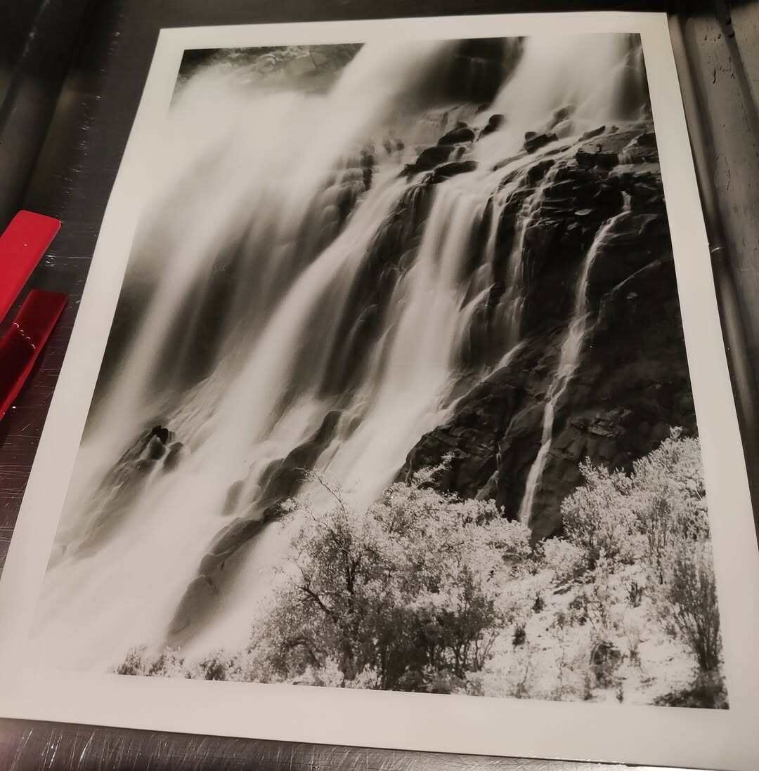 Copia fotográfica analógica de una cascada