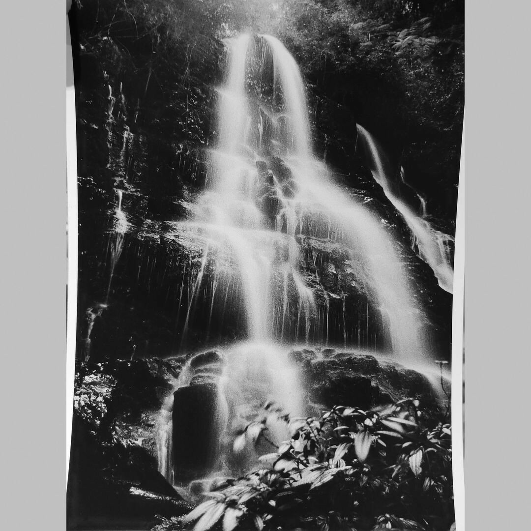 Fotografía que muestra el salto de agua denominado Salto del Rayen en Contulmo, Chile