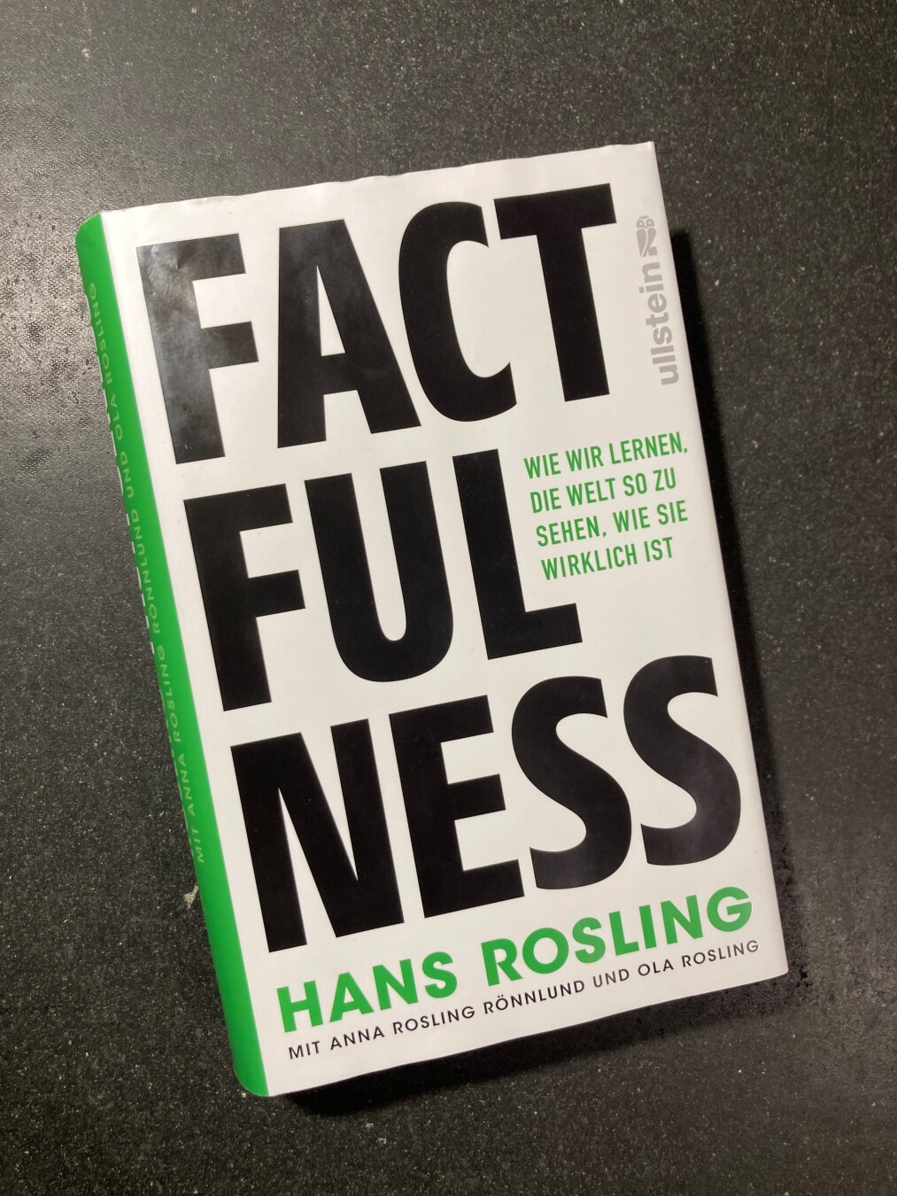 Ein Buch mit dem Titel "Factfullness" Untertitel: Wie wir lernen die Welt so zu sehen, wie sie wirklich ist Autor: Hans Rosling, mit Anna Rosling Rönnlund und ola Rosling erschienen im Ullstein Verlag