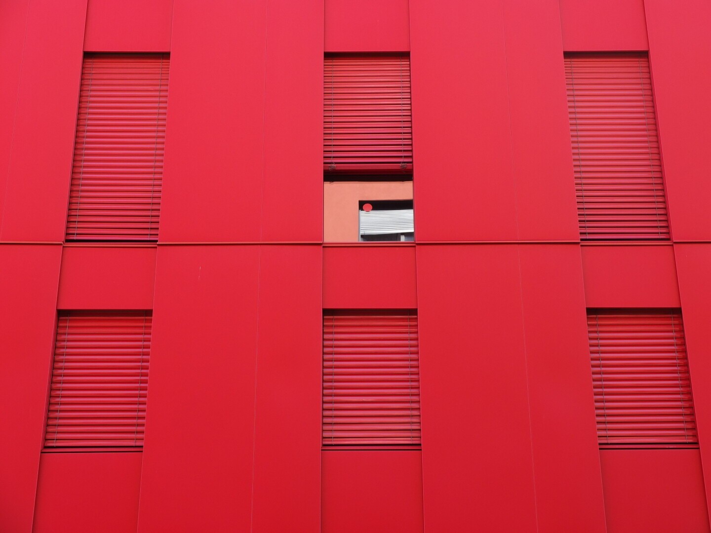 Six windows (3 per row) closed with blinds
The second one in the first row is open
Everything is red