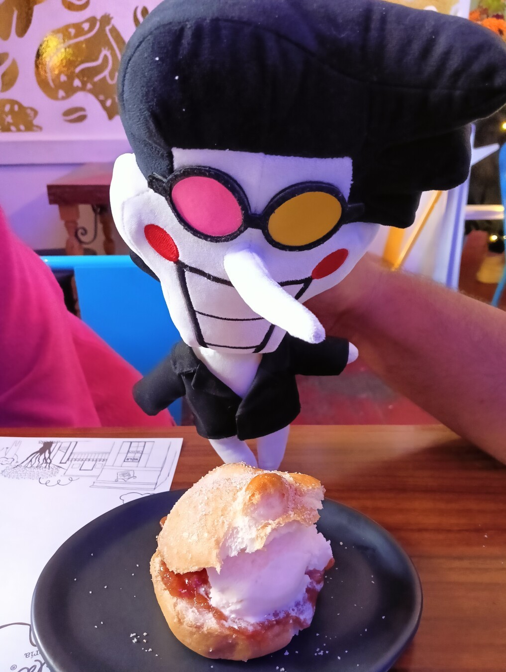 Spamcito y un un pan de muerto con relleno