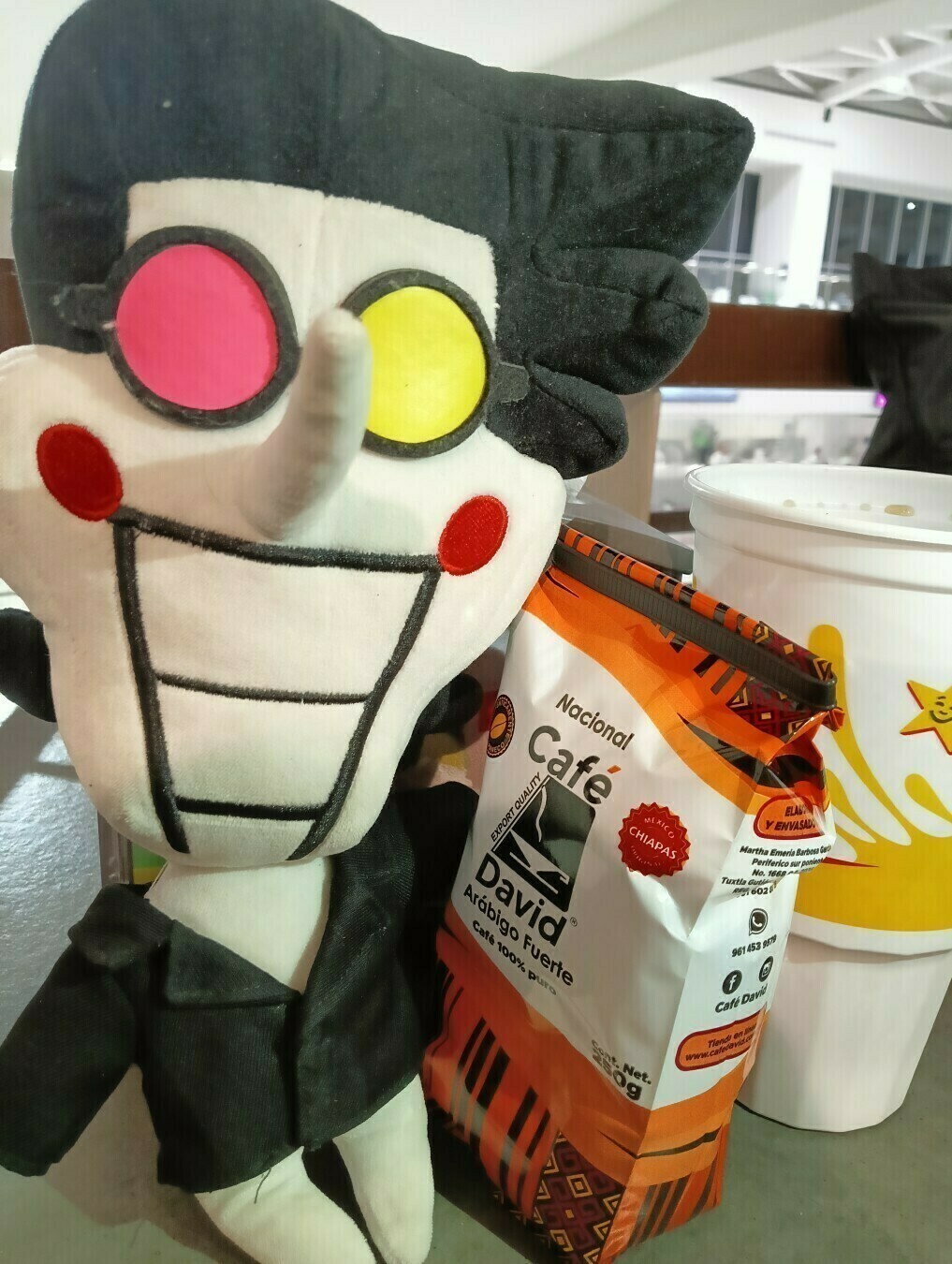 spamton posando con un sobre de cafe recien molido y un vaso de refresco del carls jr

#spamton #coffee