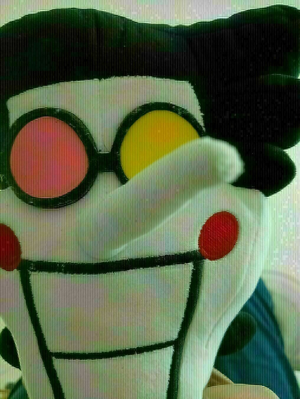 Spamton G Spamton, personaje de deltarune, salta de la pantalla a la realidad convertido en peluche mientras te mira y señala con su larga nariz, te ha identificado como su próximo blanco de estafas.