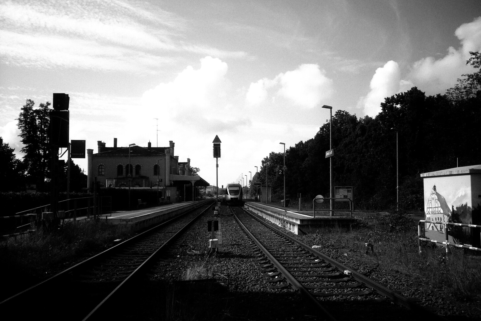Grimma, upper train station, snapped from where it cross the road, two tracks, one train is waiting.